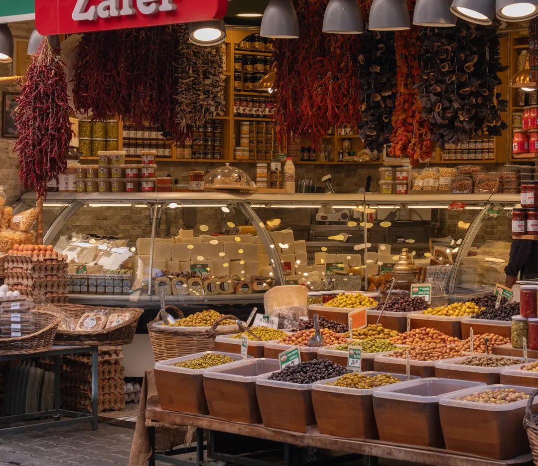 Cennet Bahçesi Şarküteri tezgâhı