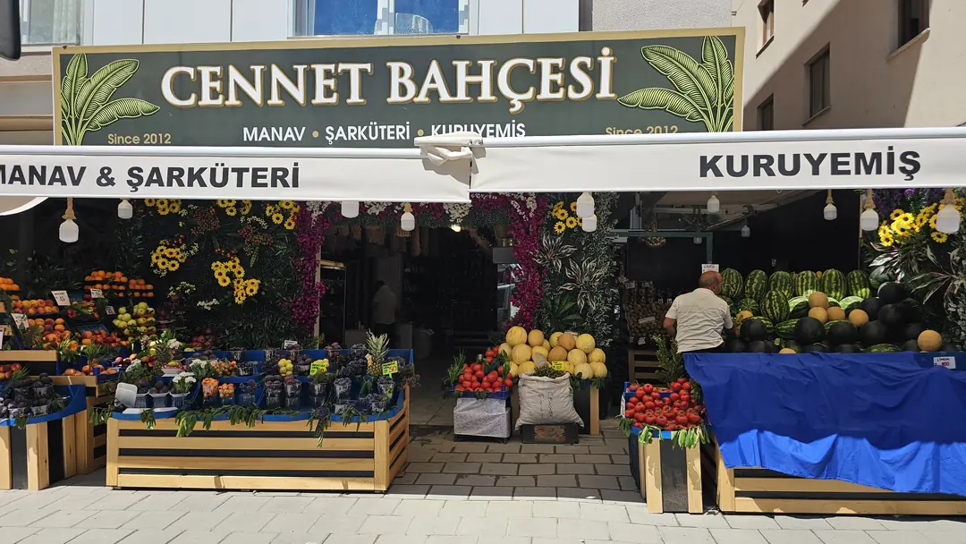 Cennet Bahçesi'nin Yahya Kemal Beyatlı Caddesi'ndeki cephesi ve tezgâhları